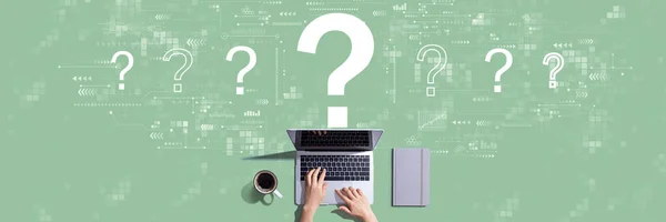 Pontos de interrogação com a pessoa que trabalha com laptop — Fotografia de Stock