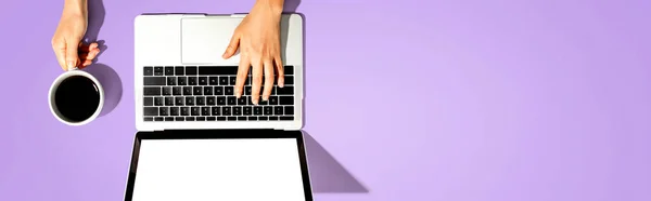 Persona que usa una computadora portátil — Foto de Stock