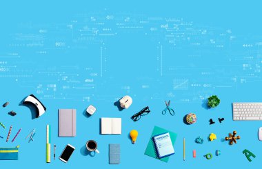 Elektronik aletler ve ofis malzemeleri ile teknoloji ekranı