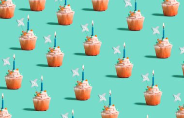 Mumları yanan kekler.