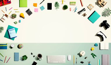 Elektronik aletler ve ofis malzemeleri koleksiyonu.