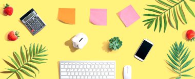 Ofis malzemeleriyle bilgisayar klavyesi