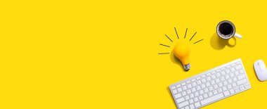 Sarı ampullü bilgisayar klavyesi