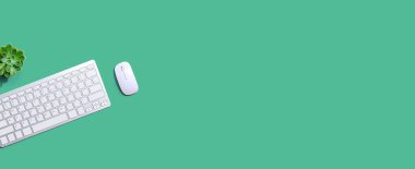 Yukarıdan bilgisayar klavyesi ve fare