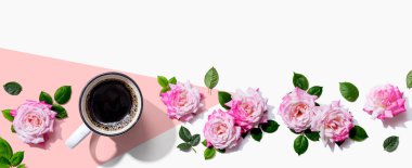 Üzerinde pembe güller olan kahve.