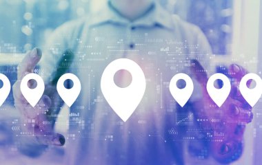 Genç adamla harita broşu kavramı