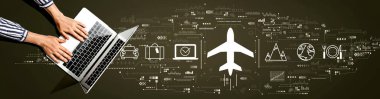 Laptop kullanan kişi ile uçuş bileti rezervasyonu kavramı