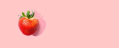 Taze kırmızı çilek manzarası