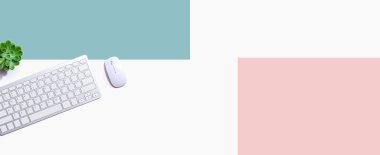 Yukarıdan bilgisayar klavyesi ve fare