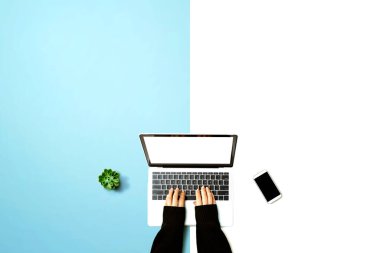 Dizüstü bilgisayar kullanan kişi