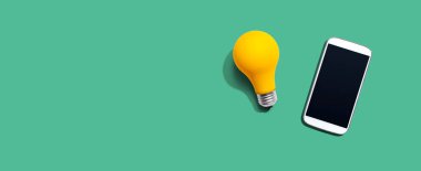 Sarı ampullü akıllı telefon.