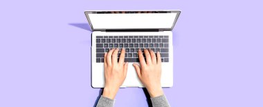 Dizüstü bilgisayar kullanan kişi