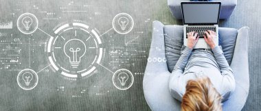 Laptop kullanan bir adamla ampul teması