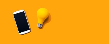 Sarı ampullü akıllı telefon.