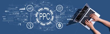 PPC - Laptop kullanan bir kadınla tıklama başına ödeme kavramı