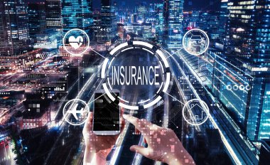 Akıllı telefon kullanan kişinin sigorta kavramı