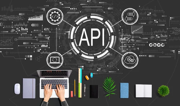 API - concetto di interfaccia di programmazione dell'applicazione con la persona che utilizza un computer portatile — Foto Stock