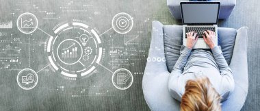 Dizüstü bilgisayar kullanan bir adamın veri analizi kavramı