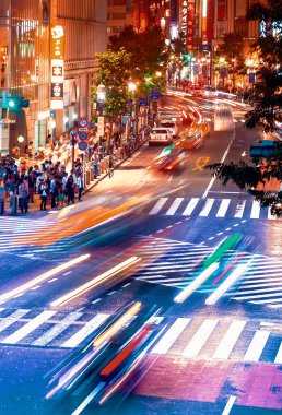 İnsanlar ve trafik, Shibuya, Tokyo ve Japonya 'daki meşhur kesişme noktasından geçiyor.