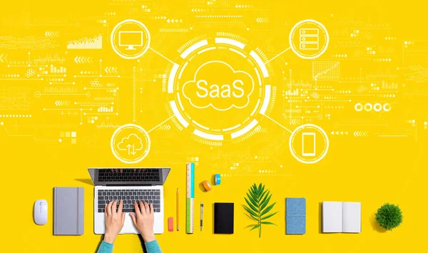SaaS - software als serviceconcept met persoon die een laptop gebruikt — Stockfoto
