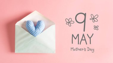 Anneler Günü mesajı mavi kalp yastığıyla
