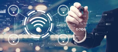 Şehrin arka planında bir adamla eş teması