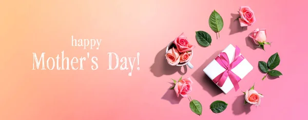 Buon messaggio di giorno delle madri con una scatola regalo e rose — Foto Stock