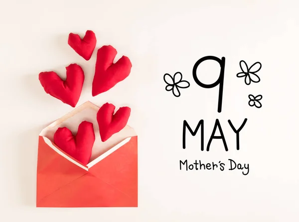 Muttertagsbotschaft mit roten Herzkissen — Stockfoto