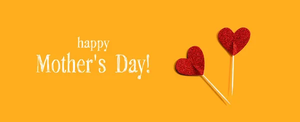 Feliz mensaje del día de las madres con picos rojos del corazón del brillo — Foto de Stock