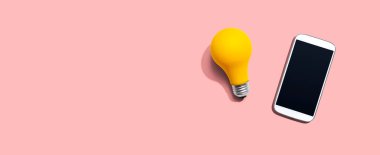 Sarı ampullü akıllı telefon.