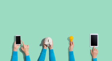 Teknoloji cihazları ve bir kumbara.