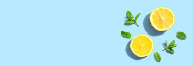 Üzerinde nane şekeri olan taze sarı limonlar.