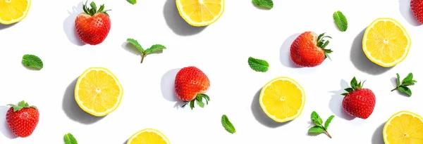 Limoni freschi e fragole alla menta — Foto Stock