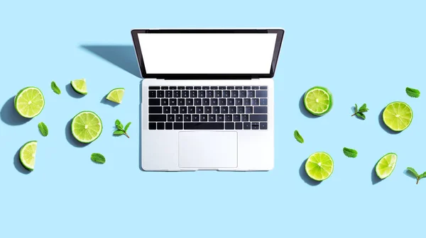 Ordinateur portable avec limes fraîches — Photo