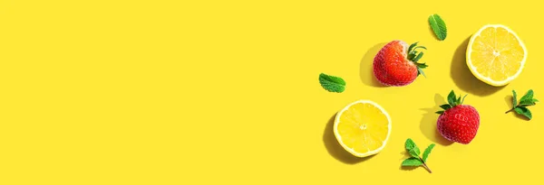 Limoni freschi e fragole alla menta — Foto Stock