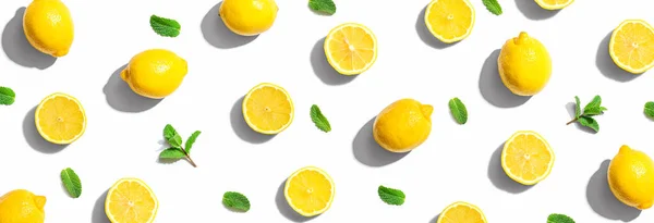 Свіжі жовті лимони з видом на монетку — стокове фото