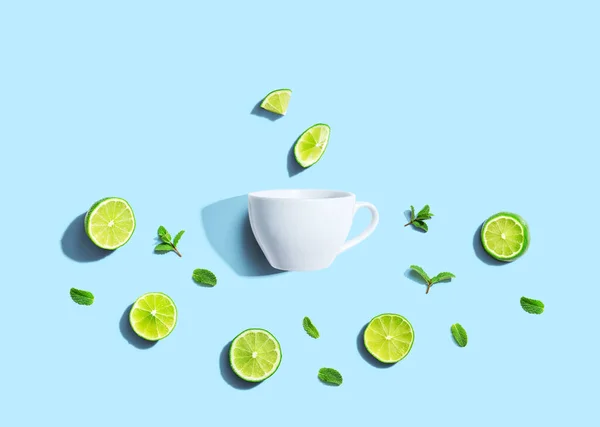 Limes fresco con vista aerea tazza di tè — Foto Stock