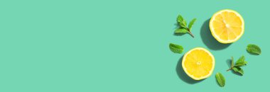 Üzerinde nane şekeri olan taze sarı limonlar.