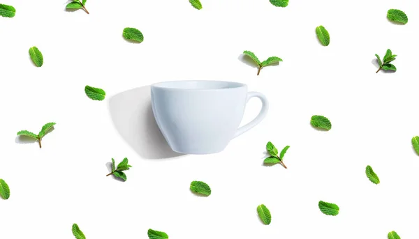Świeże mięty z filiżanką herbaty widok nad głową — Zdjęcie stockowe