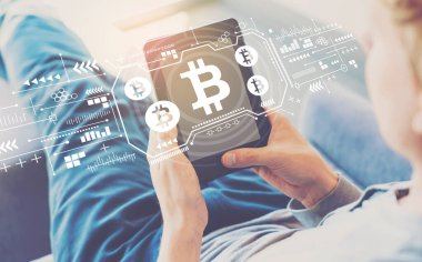 Tablet kullanan bir adamla Bitcoin