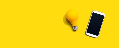 Sarı ampullü akıllı telefon.