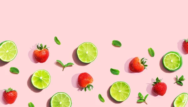 Citrons verts frais et fraises à la menthe — Photo
