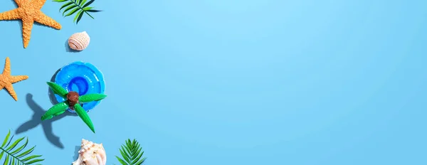 Conceito de verão com uma palmeira flutuar — Fotografia de Stock