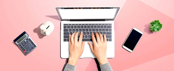 Laptopot és malacperselyt használó nő — Stock Fotó