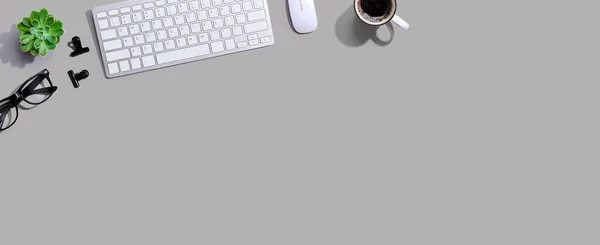 Computer keyboard with a cup of coffee and eyeglasses — Stock Photo, Image