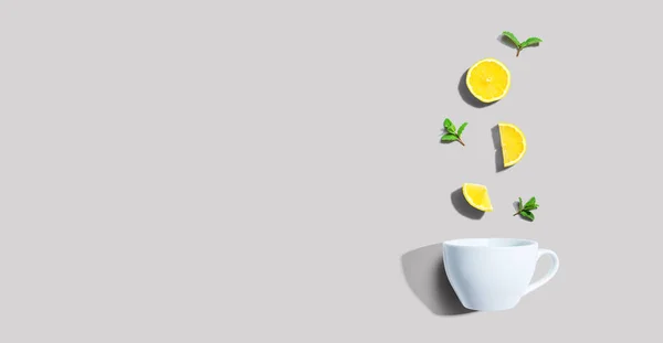 Limões amarelos frescos com vista aérea da xícara de chá — Fotografia de Stock