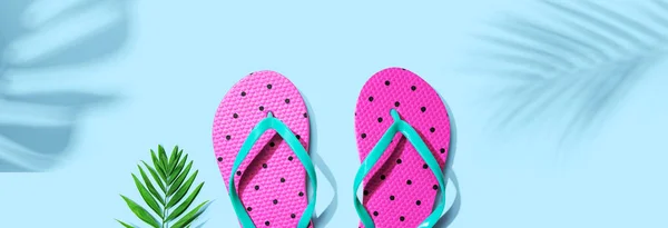 Flip Flops mit Palmblattschatten — Stockfoto