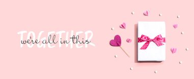 Hepimiz bu işin içindeyiz. Bir hediye kutusu ve kalple birlikte.