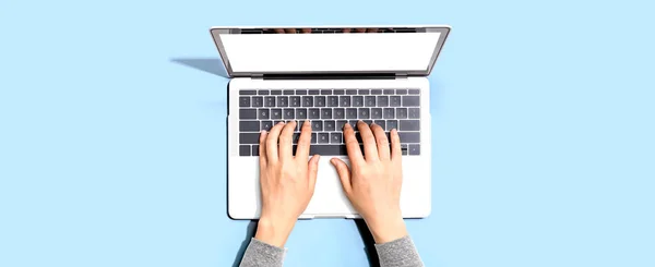 Persoon die een laptop gebruikt — Stockfoto