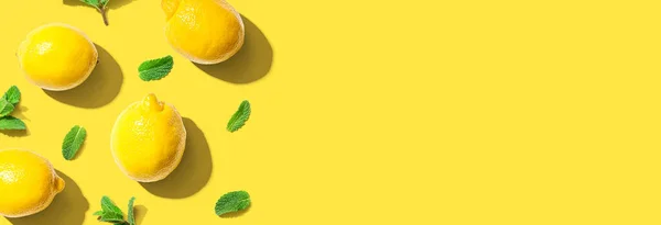 ミントのオーバーヘッドビューと新鮮な黄色のレモン — ストック写真